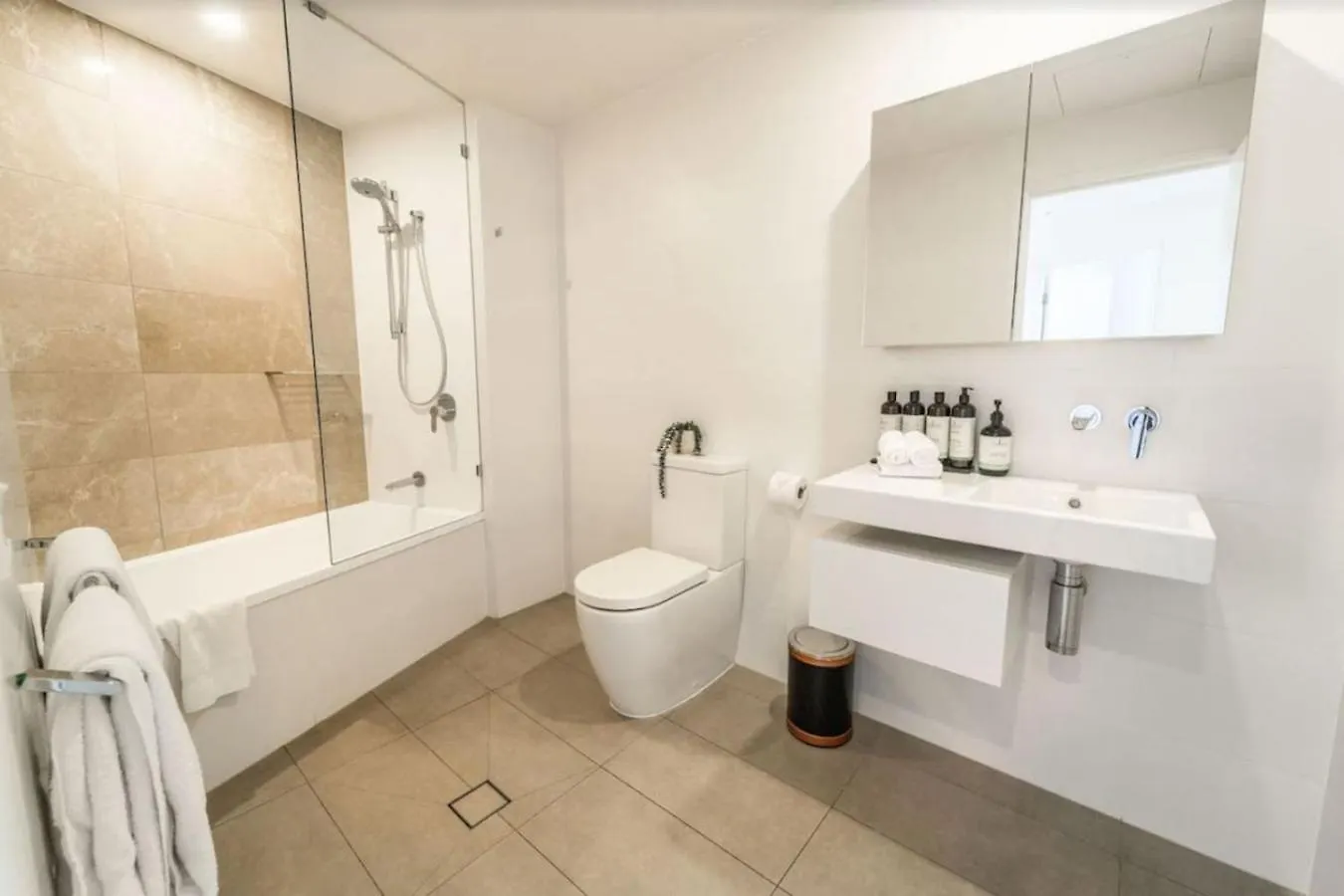아파트 3 Bedroom Apt With High Level Ocean Views 골드코스트